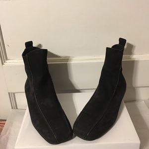 ARCHE CHERRY VEAU NUBUCK BLACK SZ 7.5 Small stain.